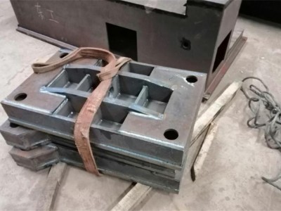 特大型打砂設(shè)備，對所有特大型金屬件表面打砂清除表面雜質(zhì)